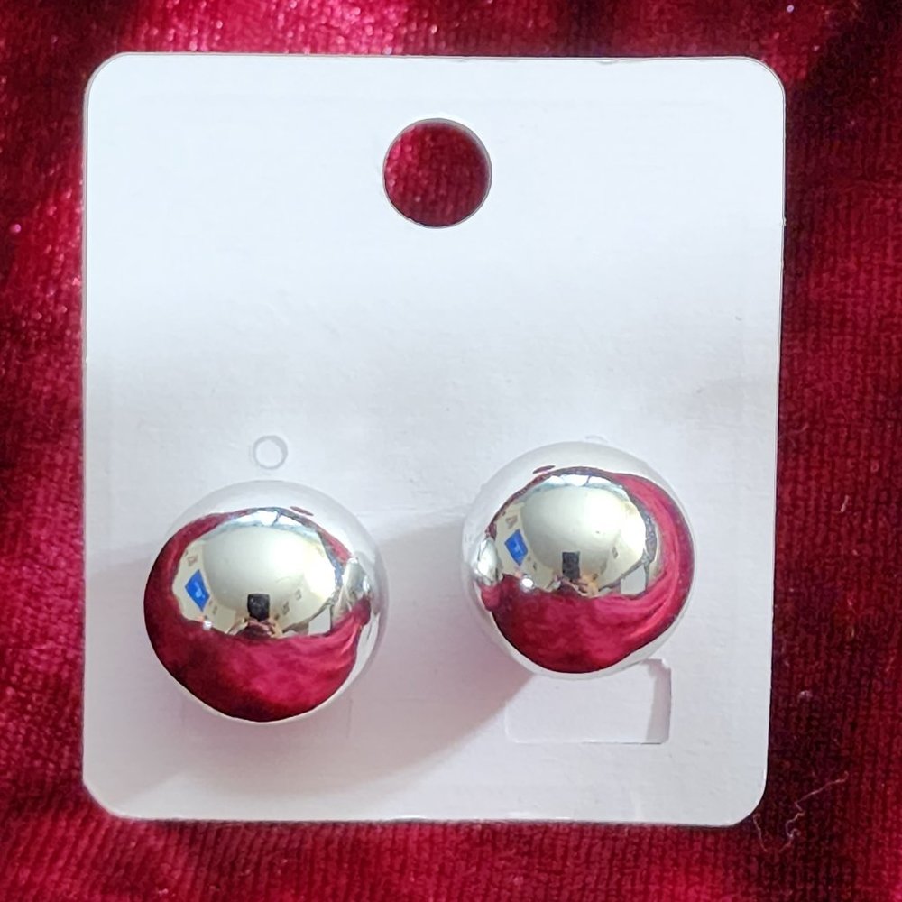 Silver color two side Earing. condition new - Picture 3 of 3